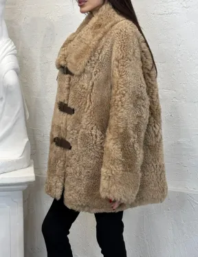 Бежевая женская дубленка из натуральной овчины Тиградо средней длины с отложным воротником