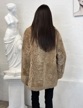 Бежевая женская дубленка из натуральной овчины Тиградо средней длины с отложным воротником