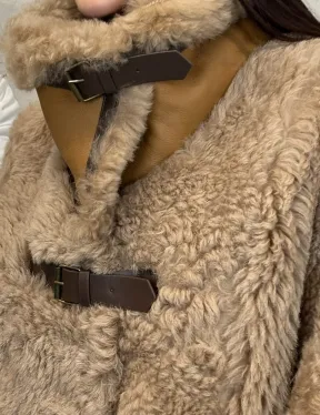 Бежевая женская дубленка из натуральной овчины Тиградо средней длины с отложным воротником