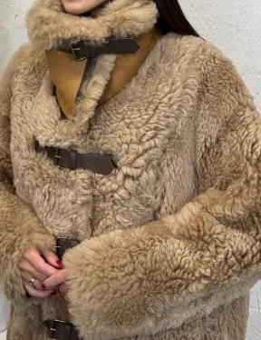 Бежевая женская дубленка из натуральной овчины Тиградо средней длины с отложным воротником