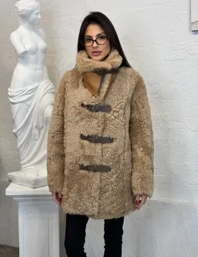 Бежевая женская дубленка из натуральной овчины Тиградо средней длины с отложным воротником
