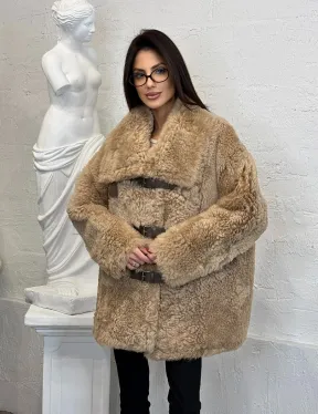Бежевая женская дубленка из натуральной овчины Тиградо средней длины с отложным воротником