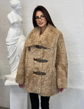 Бежевая женская дубленка из натуральной овчины Тиградо средней длины с отложным воротником