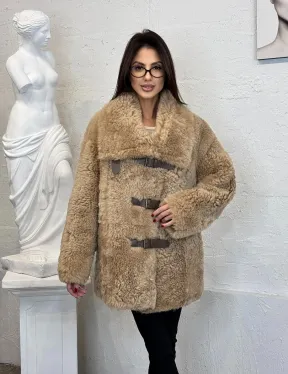 Бежевая женская дубленка из натуральной овчины Тиградо средней длины с отложным воротником