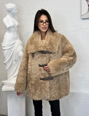 Бежевая женская дубленка из натуральной овчины Тиградо средней длины с отложным воротником