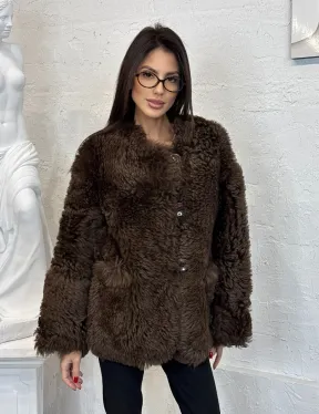 Короткая шуба из натуральной овчины с круглым вырезом и накладными карманами