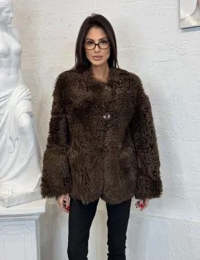 Короткая шуба из натуральной овчины с круглым вырезом и накладными карманами