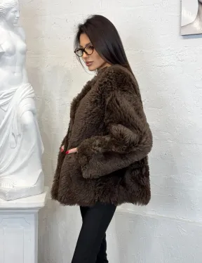 Короткая шуба из натуральной овчины с круглым вырезом и накладными карманами