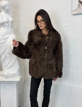 Короткая шуба из натуральной овчины с круглым вырезом и накладными карманами