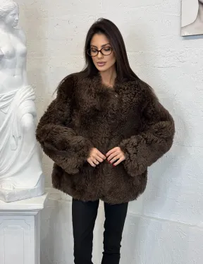 Короткая шуба из натуральной овчины с круглым вырезом и накладными карманами