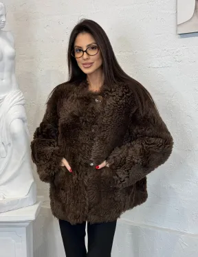 Короткая шуба из натуральной овчины с круглым вырезом и накладными карманами