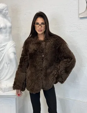 Короткая шуба из натуральной овчины с круглым вырезом и накладными карманами