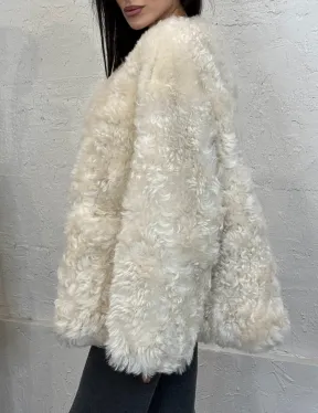 Жакет женский из натуральной овчины с круглым вырезом и накладными карманами