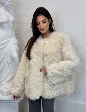 Жакет женский из натуральной овчины с круглым вырезом и накладными карманами