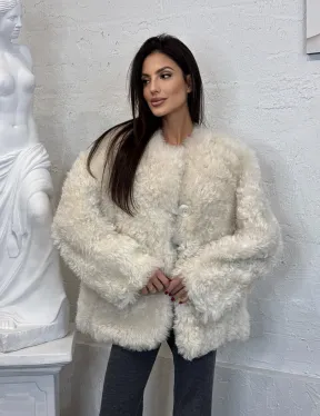 Жакет женский из натуральной овчины с круглым вырезом и накладными карманами