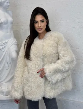 Жакет женский из натуральной овчины с круглым вырезом и накладными карманами