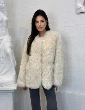 Жакет женский из натуральной овчины с круглым вырезом и накладными карманами
