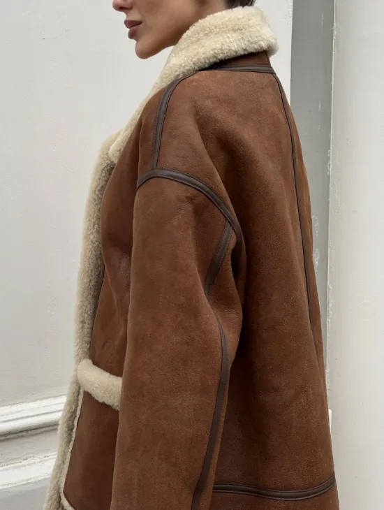 Современная коричневая дубленка из меха кёрли «Casual style»