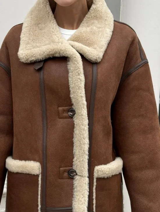 Современная коричневая дубленка из меха кёрли «Casual style»