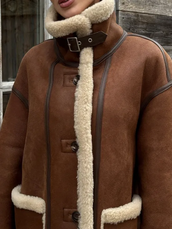 Современная коричневая дубленка из меха кёрли «Casual style»