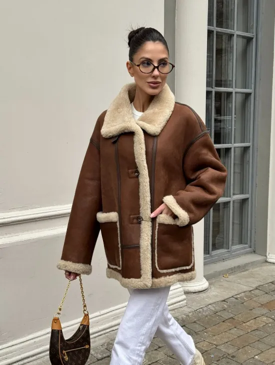 Современная коричневая дубленка из меха кёрли «Casual style»