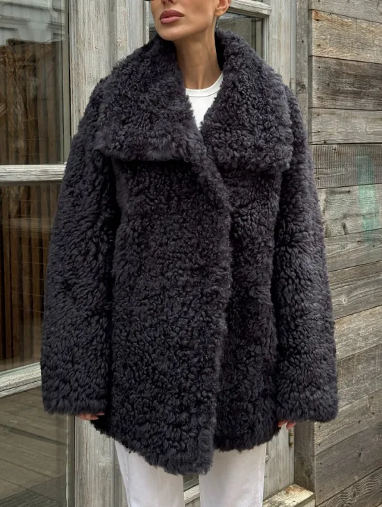 Стильный полушубок из натурального меха тиградо с большим отложным воротником - цвет графит