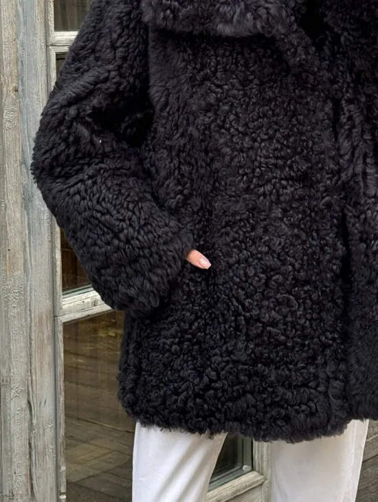 Стильный полушубок из натурального меха тиградо с большим отложным воротником - цвет графит