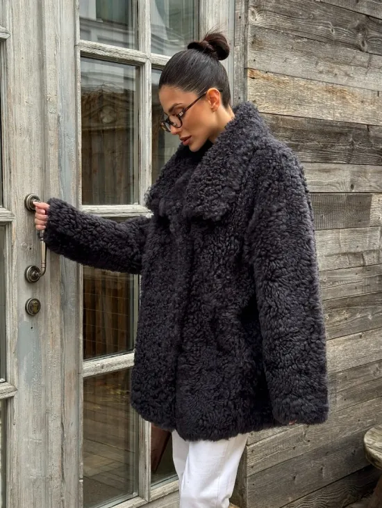 Стильный полушубок из натурального меха тиградо с большим отложным воротником - цвет графит