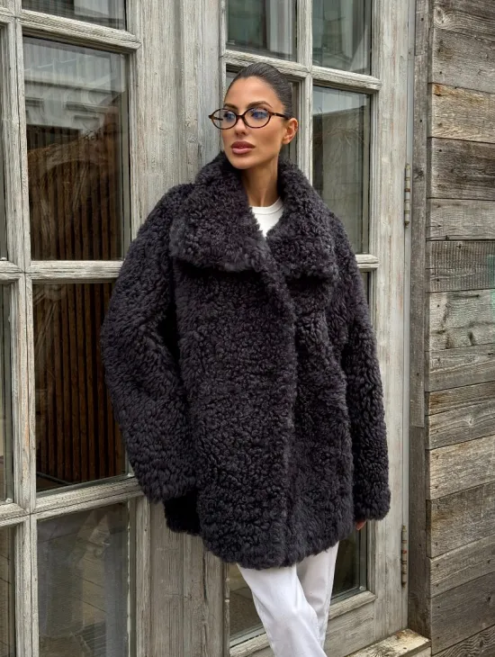 Стильный полушубок из натурального меха тиградо с большим отложным воротником - цвет графит