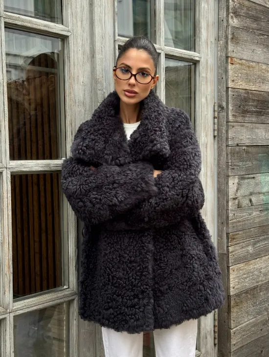 Стильный полушубок из натурального меха тиградо с большим отложным воротником - цвет графит