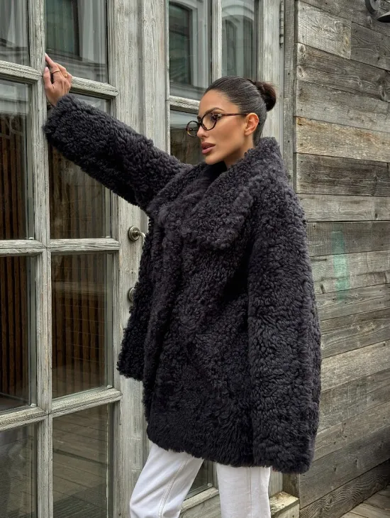 Стильный полушубок из натурального меха тиградо с большим отложным воротником - цвет графит