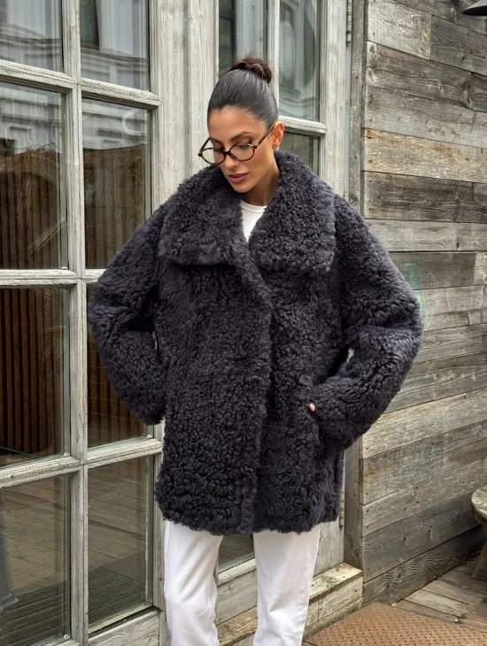 Стильный полушубок из натурального меха тиградо с большим отложным воротником - цвет графит