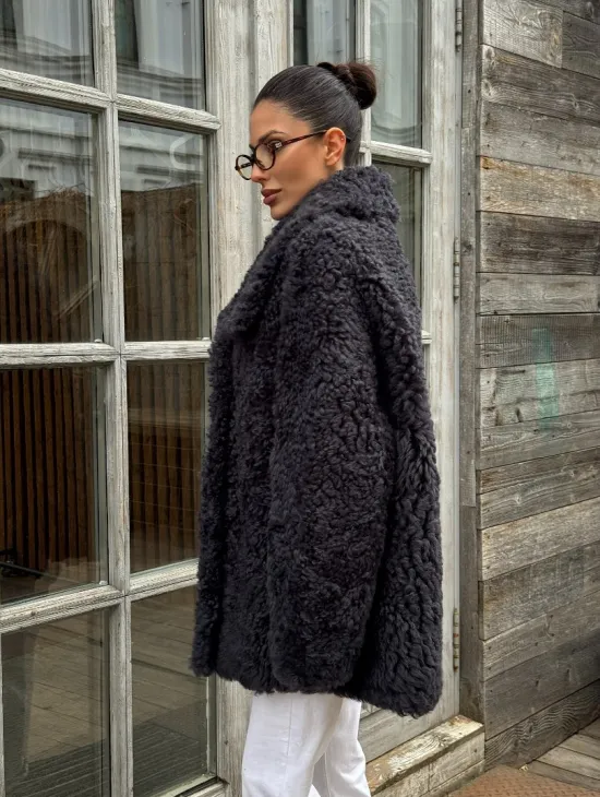 Стильный полушубок из натурального меха тиградо с большим отложным воротником - цвет графит