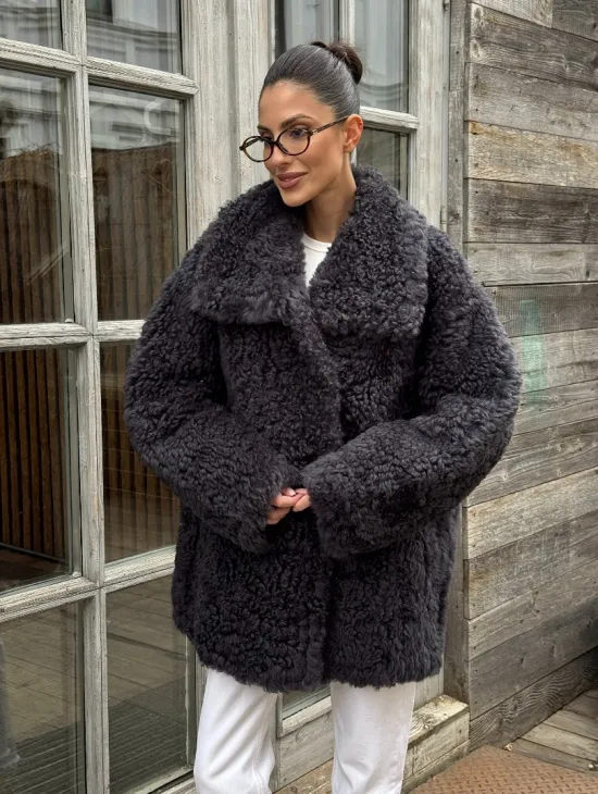 Стильный полушубок из натурального меха тиградо с большим отложным воротником - цвет графит