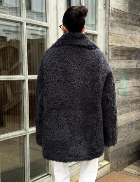 Стильный полушубок из натурального меха тиградо с большим отложным воротником - цвет графит