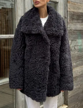Стильный полушубок из натурального меха тиградо с большим отложным воротником - цвет графит
