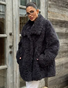 Стильный полушубок из натурального меха тиградо с большим отложным воротником - цвет графит
