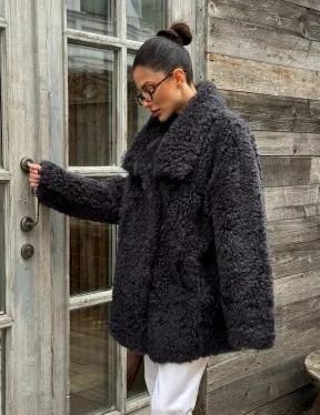 Стильный полушубок из натурального меха тиградо с большим отложным воротником - цвет графит