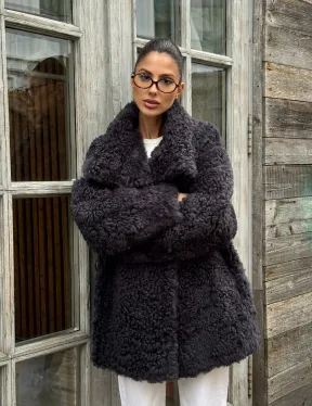 Стильный полушубок из натурального меха тиградо с большим отложным воротником - цвет графит