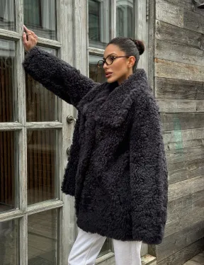 Стильный полушубок из натурального меха тиградо с большим отложным воротником - цвет графит