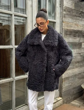 Стильный полушубок из натурального меха тиградо с большим отложным воротником - цвет графит