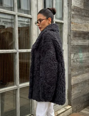 Стильный полушубок из натурального меха тиградо с большим отложным воротником - цвет графит