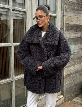 Стильный полушубок из натурального меха тиградо с большим отложным воротником - цвет графит