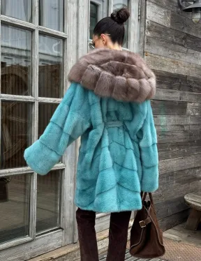 Шуба из аукционной норки средней длины с капюшоном из куницы