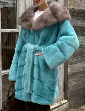 Шуба из аукционной норки средней длины с капюшоном из куницы