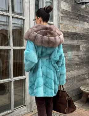 Шуба из аукционной норки средней длины с капюшоном из куницы