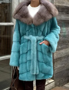 Шуба из аукционной норки средней длины с капюшоном из куницы