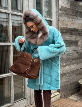 Шуба из аукционной норки средней длины с капюшоном из куницы