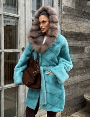 Шуба из аукционной норки средней длины с капюшоном из куницы