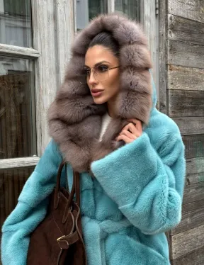 Шуба из аукционной норки средней длины с капюшоном из куницы